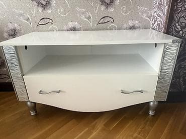 Düz TV altlığı, Polkalı, Laminat