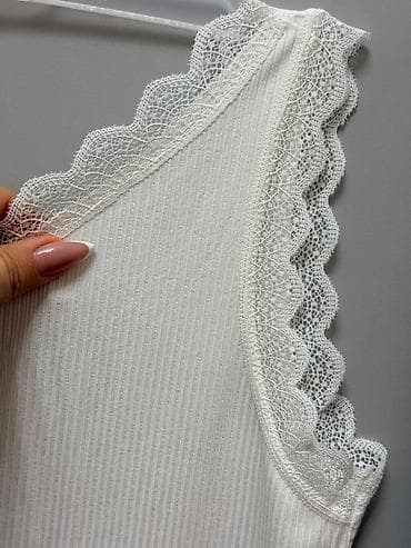 stringer alt paltarı: Ağ rəngli qadın maykası - Dizayn: Zərif krujeva (dantelli) haşiyəli — 2