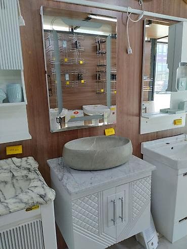 Oval formada daş lavabo ilə təchiz olunmuş ağ rəngli rəfli hamam