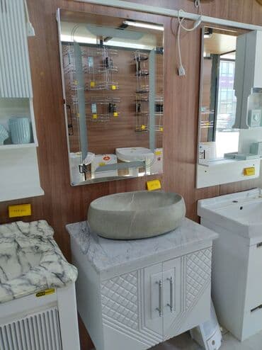 hamam moydadir sederek: Oval formada daş lavabo ilə təchiz olunmuş ağ rəngli rəfli hamam — 1