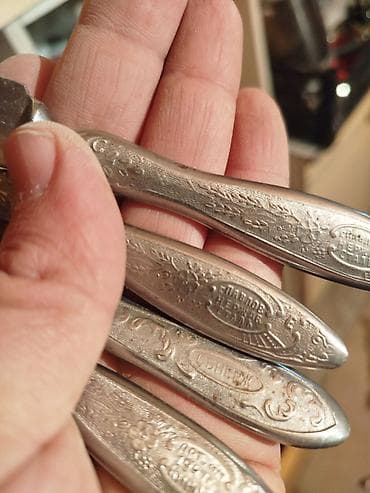 qaşiq: Qədimi süfrə dəsti – bıçaq və çay qaşıqları Tərkibi: - 4 ədəd masa — 2