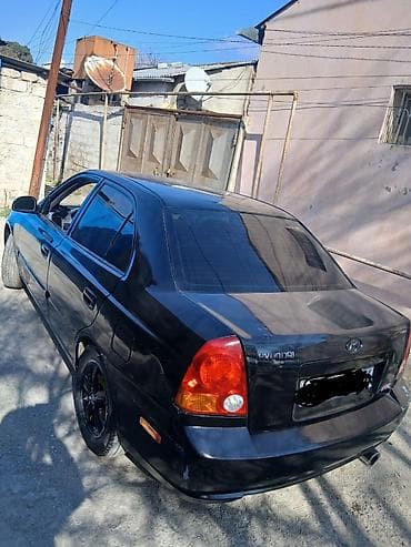 hunday h 1: Hyundai Elantra sedan, qara rəng. - Kuzov: 4 qapı, arxa şüşələr tünd — 3