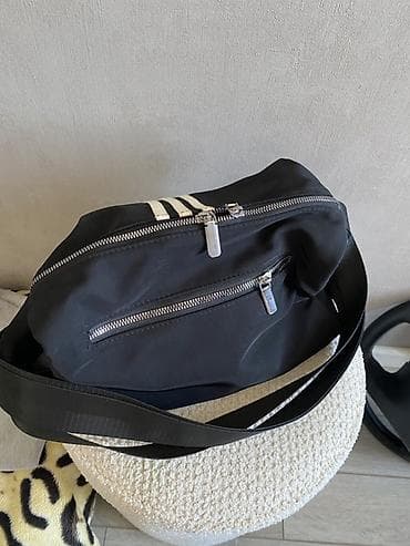 su baseni: Qara çapraz çanta - Rəng: qara, ön hissədə üç ədəd ağ zolaq detalı - — 3