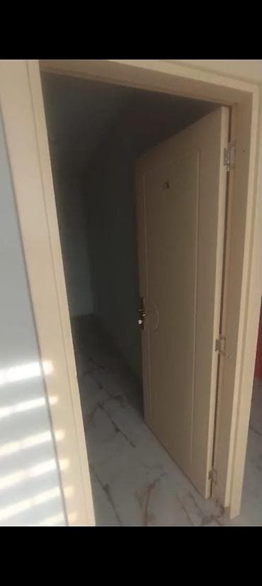 ofisde islenib: İkinci əl qapi satilir. 5 ədəddir. 1-i 50 manatdan. Ünvan Pirsagi — 1