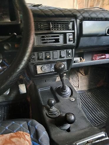 niva şit: LADA Niva 4x4, mavi rəng, 5 qapılı universal kuzov. Xüsusiyyətlər: - — 8