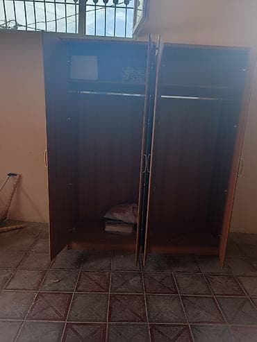 İki ədəd mebel əşyası satılır: 1) Şüşəli taxta qapı - Təbii ağacdan — 2
