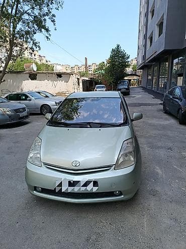 Toyota Prius (2-ci nəsil) hibrid hetçbek - Rəng: açıq yaşıl/metalik -