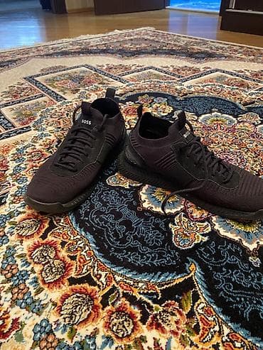 BOSS brendli kişi krossovkası - Rəng: tam qara - Üst hissə