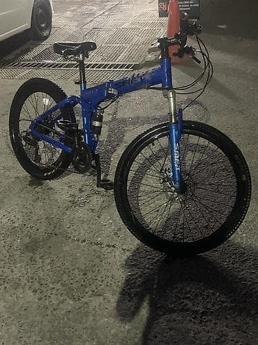 Mavi rəngdə, qatlanan dağ velosipedi. Bu velosiped asanlıqla