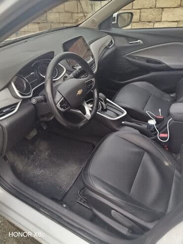 opel astra 1997: Chevrolet Onix sedan – ağ rəng, AZ dövlət nömrə nişanı 90-YE-931 — 2