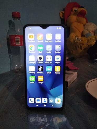 Redmi smartfon - Marka/model: Redmi (arxa qapaqda “Redmi” loqosu). - — 2
