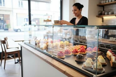 Sirniyat ustasi. - Günlük hazırlanan, vitrində. Mayalli mallar