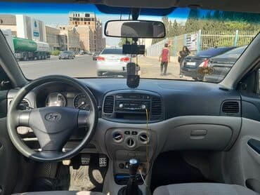 4 göz bufer: Hyundai Accent sedan - Kuzov: 4 qapılı sedan, qara rəng - Mühərrik — 5