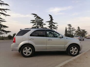 c class 240 mercedes: Kia Sorento, gümüşü rəng, 5 qapılı SUV. Əsas xüsusiyyətlər: - Güclü — 2