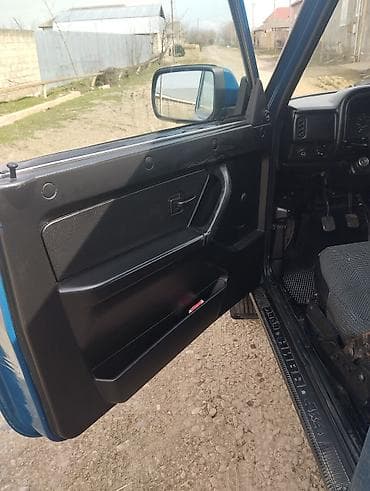 Lada Niva 4x4, mavi rəng, 3 qapılı kuzov. Xüsusiyyətlər: - Tam — 7