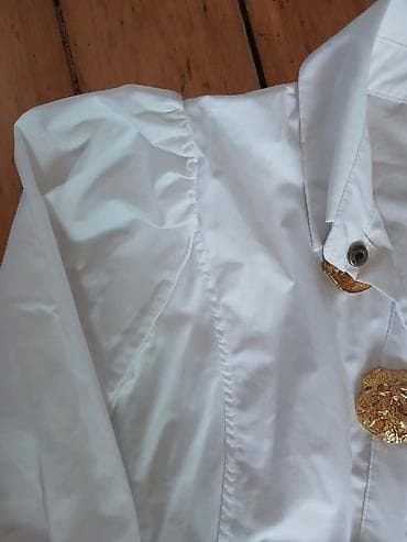 Ağ rəngli qadın köynəyi/bluz. - Parlaq, düz fakturalı parça (yüngül lalafo.az -da Ağ rəngli qadın köynəyi/bluz. - Parlaq, düz fakturalı parça (yüngül