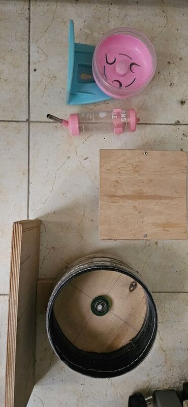 клетка для хомяков: Ev heyvanları üçün bir neçə əşya dəsti. Dəstə qaçış çarxı, içməli qab — 4