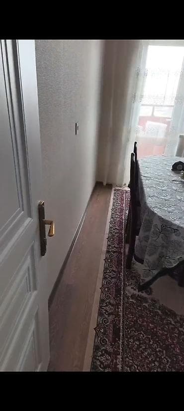 agdasda kiraye evler: Mebelli 3 otaqlı mənzil – geniş və işıqlı - Qonaq otağı: divan, 4 — 5