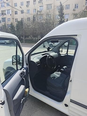 ford transit surucu isi: Ağ rəngli Ford Transit Connect furgon. Bu model, yük daşınması və ya — 3