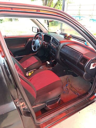 Avtomobilin iç görünüşü. Avtomobilin salonunda qırmızı və qara lalafo.az -da Avtomobilin iç görünüşü. Avtomobilin salonunda qırmızı və qara