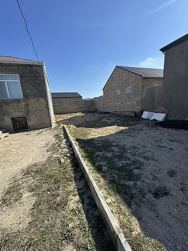 Mənzillər: Satılır: həyət evi və torpaq sahəsi - Tikili: 1 mərtəbəli, kürsülü — 2