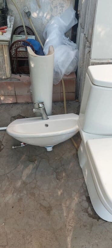 tualet ucun unitaz: Ağ rəngli unitaz dəsti, tualet qabı, su çəni və qapaqdan ibarətdir — 6