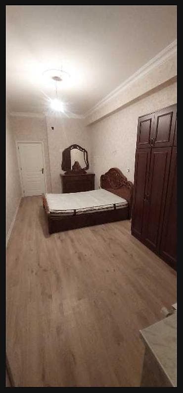 sumqayitda evler: Kirayə verilir – geniş və işıqlı zal - Plan: düzbucaqlı, uzun zal; — 4