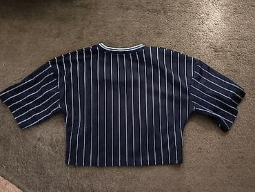 maykalar: - Qara rəngli, incə ağ şaquli zolaqlı qısa top (crop top) t-shirt - Ön — 2