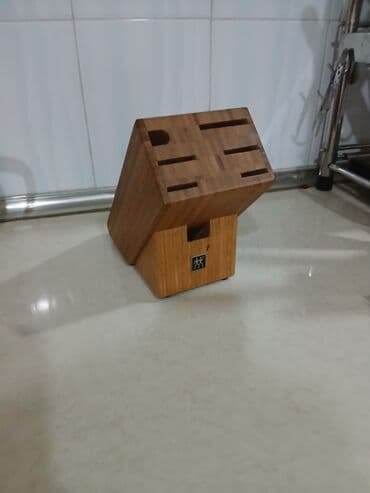 Digər mətbəx aksesuarları: Məhsul: Bıçaq dəsti üçün bambuk bıçaq bloku Təsvir: - Brend loqolu — 2