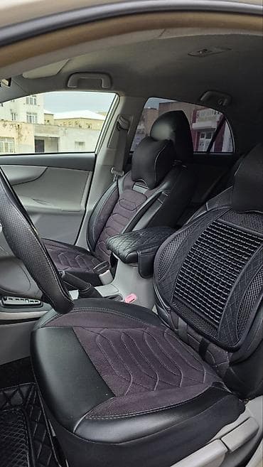 annaite teker: Toyota Corolla XLE/LE sedan – ağ rəng, 4 qapılı, ön/yan aerodinamik — 7