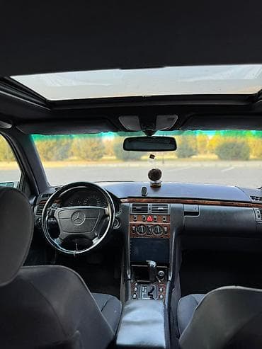 lada vaz 2107: Mercedes-Benz E 230: 2.8 l | 1997 il Sedan — 5