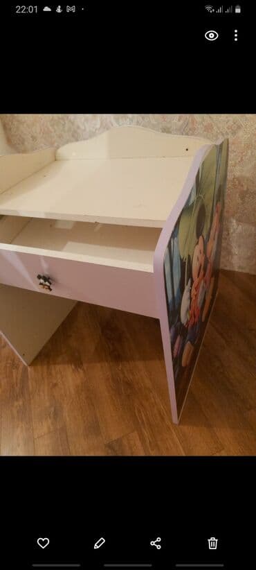 Yaxşı vəziyyətdə uşaq masası. 6 yaşa qədər 2 ədəd kitab rəfi. biri 30