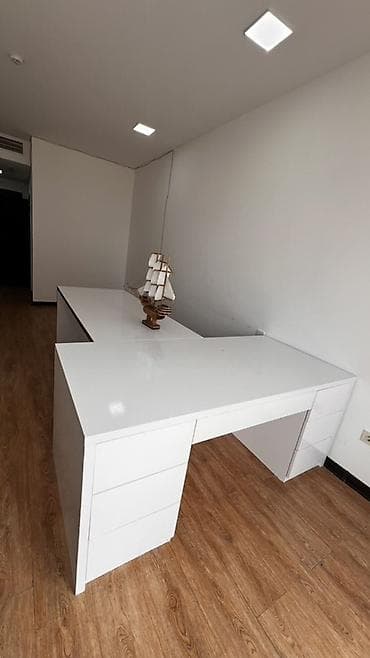 Ofis masaları: Müdir üçün, Künc masa — 4