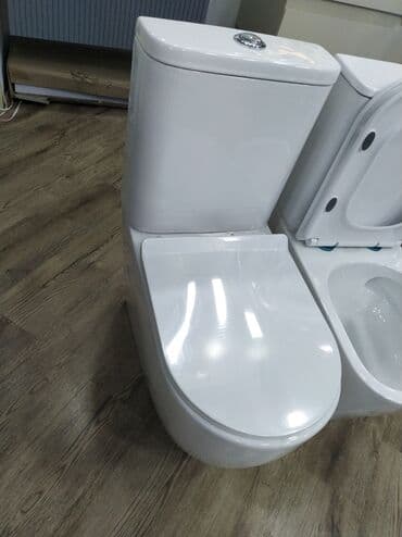 baconka: Ağ rəngdə olan unitaz. Kompakt dizaynı sayəsində hər bir vanna otağına — 1