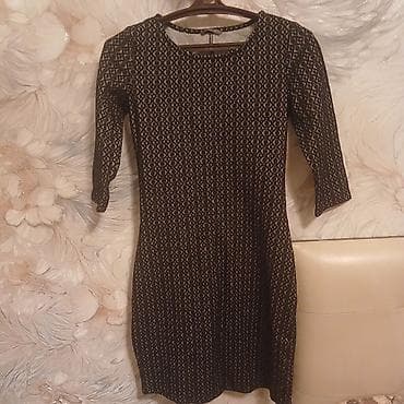 Qadın paltarı — naxışlı, qara üzərində bej rəngli xırda geometrik