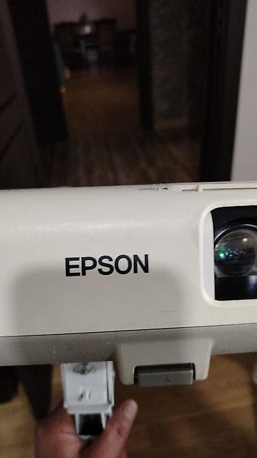 bakida parnik işi: EPSON Prayektor + perdesi tam işləkdir.Hec bir problemi — 3