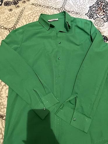 Yaşıl rəngdə uzunqol köynək. - Klassik yaxalıq - Ön hissədə düyməli