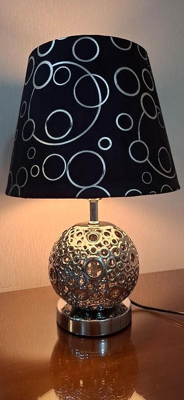 qara sam: Masa/Lazımüstü lampa - Dizayn: Qara abajurun üzərində gümüşü dairəvi — 1