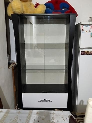 Şüşəli vitrin/dolab - Rəng: qara korpus, ağ alt panel üzərində