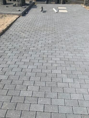 dekor odun: Boz rəngli, düzbucaqlı formalı səki daşları. Bu daşlar yüksək — 1