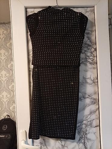 Qara rəngli iki hissəli dəst – üst və ətək. - Parça: elastik, bədənə