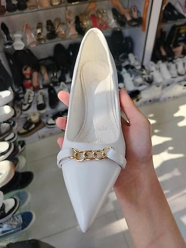 eyaqabi: Ağ rəngdə qadın balet/loafer tipli pəncə-burun (ucu sivri) ayaqqabı. – — 2