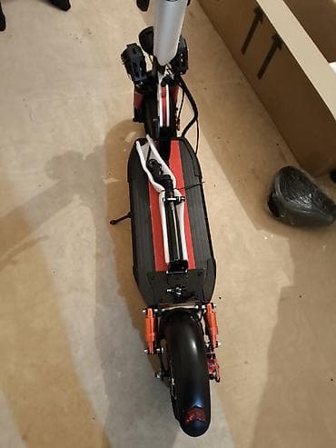 Elektrik skuter – qara/qırmızı dizayn, güclü şəhər və off-road yürüşü