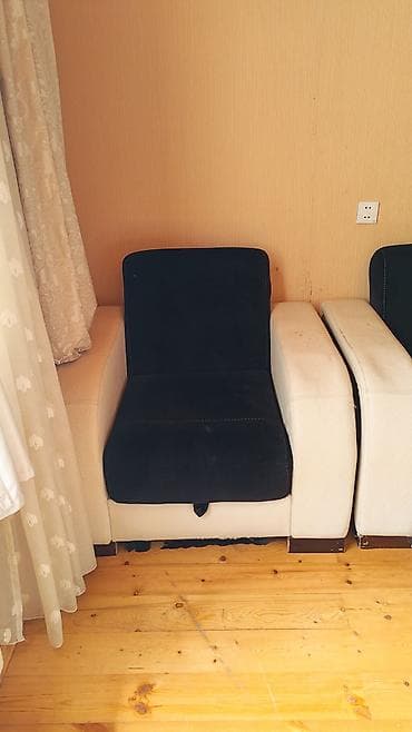 tek divanlar: Qara oturacaq və arxa hissə, krem rəngli iri sütun formalı qol — 1