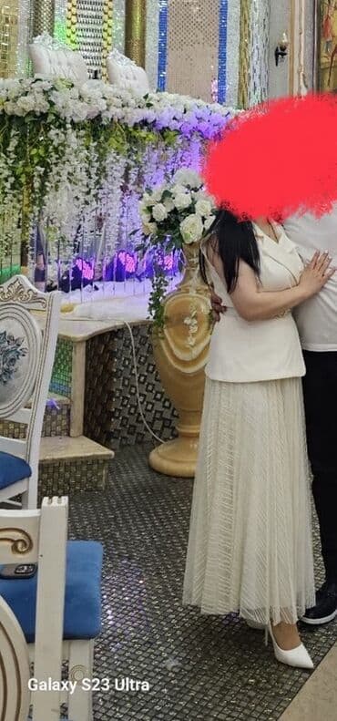 Ağ rəngli zərif ziyafət geyimi - Üst hissə: qolsuz, yaxası qatlana