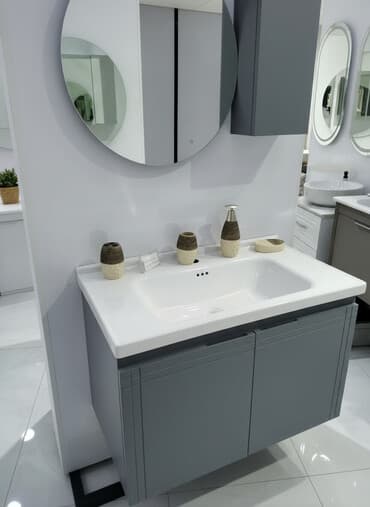 moydan: Ağ rəngli keramika Çanaq və boz rəngli ikiqapılı asma şkafdan ibarət — 1