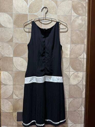 Ziyafət donları: Zərif qara və ağ rəngli kokteyl donu. Donun yuxarı hissəsi qara — 1