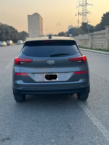 фольксваген тигуан 2 0: Tünd boz rəngdə olan Hyundai Tucson avtomobili. Bu avtomobil rahat — 4