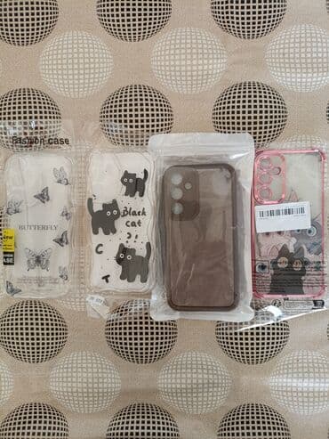 Dörd ədəd mobil telefon qabı dəsti. Dəstə kəpənək naxışlı şəffaf qab