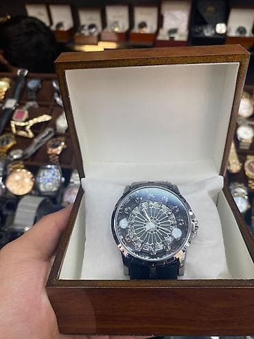 Lüks kişi qol saatı - Korpus: parlaq metal (gümüş ton), geniş bezel -